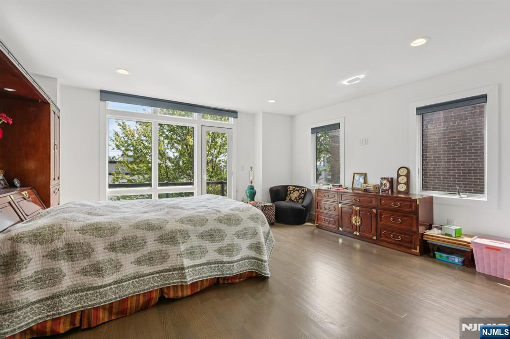 746 Undercliff Avenue, Unit A Edgewater, NJ 07020 - Photo 27 of 44 a spacious bedroom with a bed and a couch