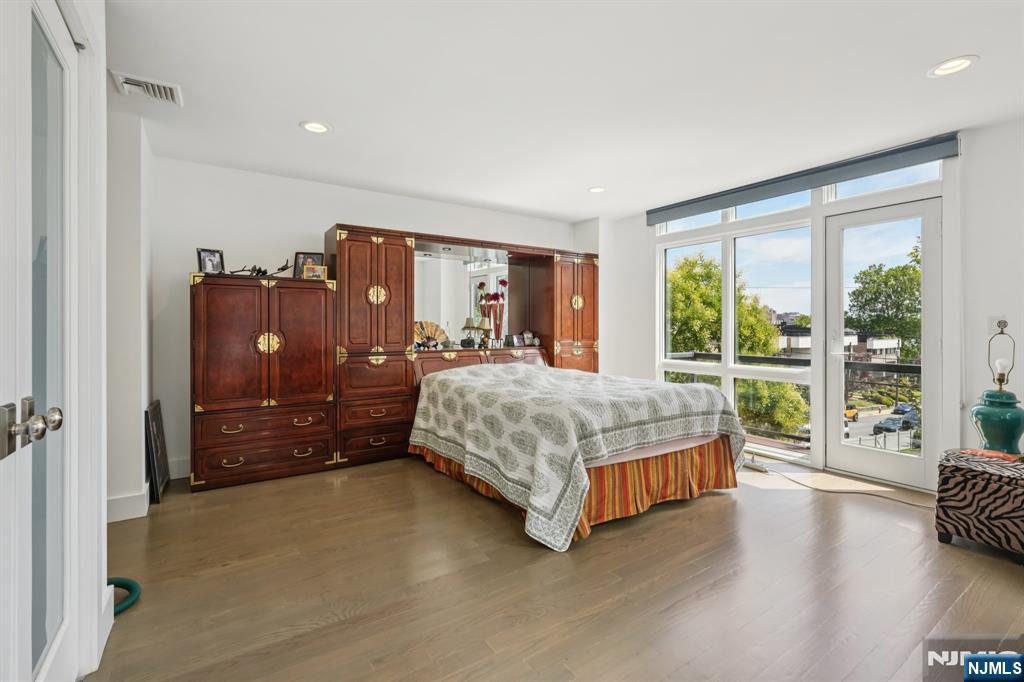 746 Undercliff Avenue, Unit A Edgewater, NJ 07020 - Photo 28 of 44 a bedroom with a large bed and a large window