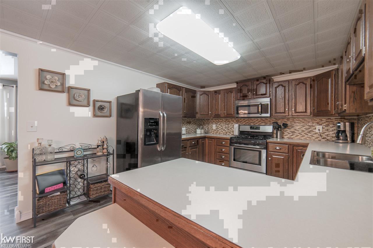 11436 White Lake Road Fenton, MI 48430 - Photo 5 of 40 21562209-4.JPG