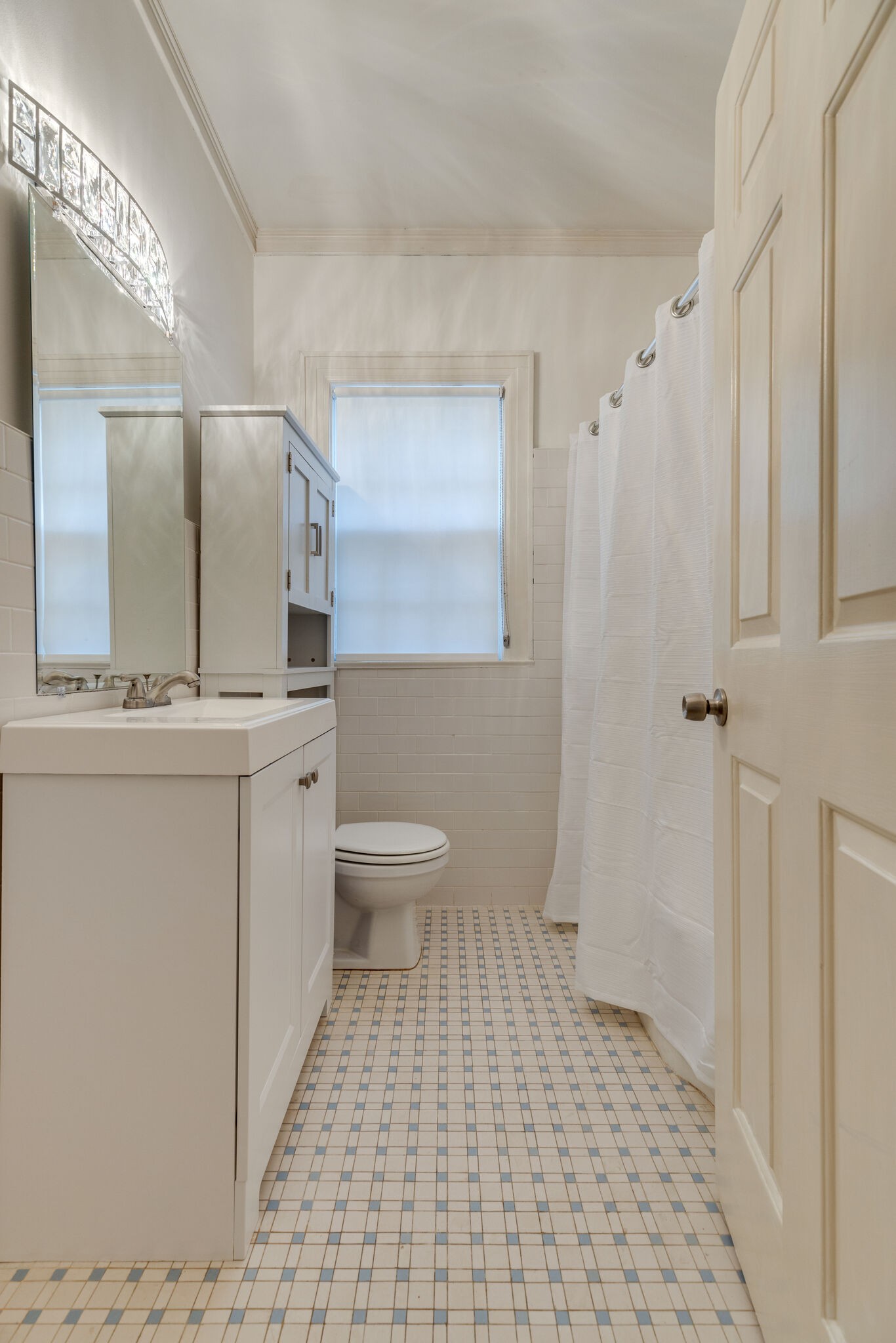 111 Mockingbird Road Nashville, TN 37205 - Photo 19 of 49 a bathroom with a sink a toilet and a shower