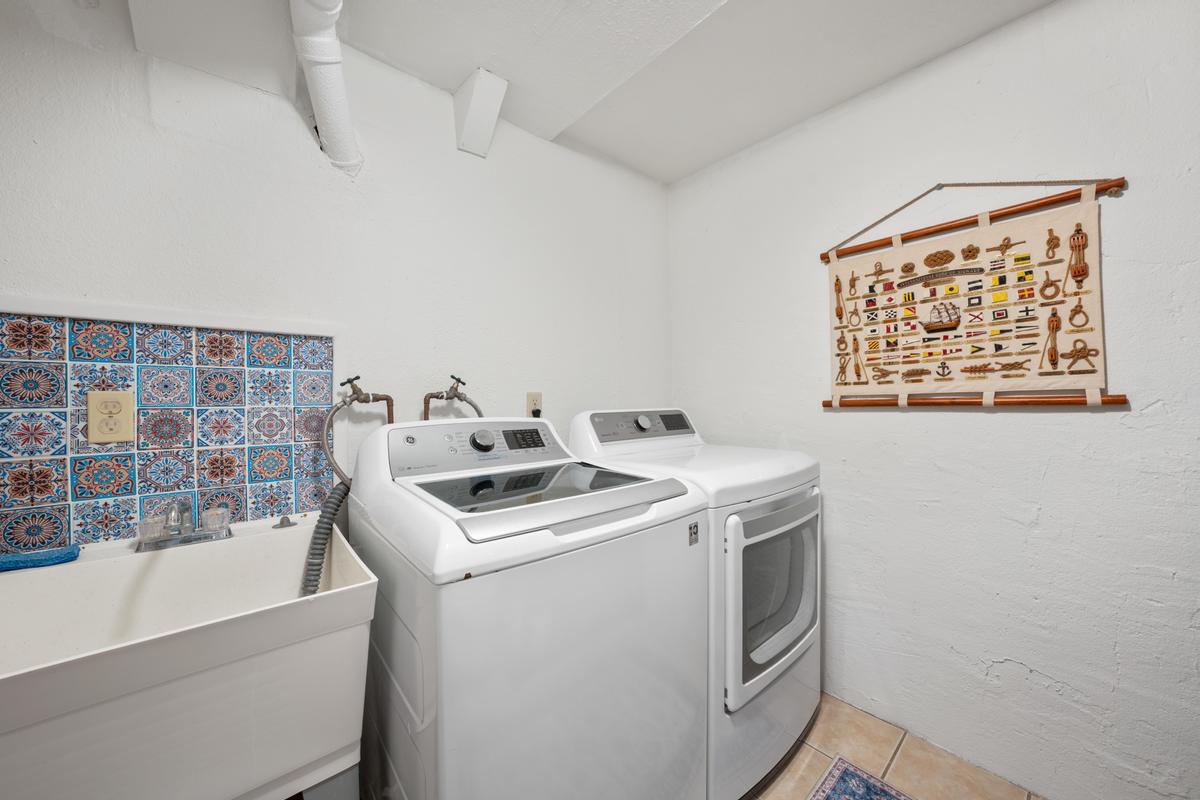 85-4563 Hawaii Belt Road Captain Cook, HI 96704 - Photo 28 of 30 a utility room with dryer and washer