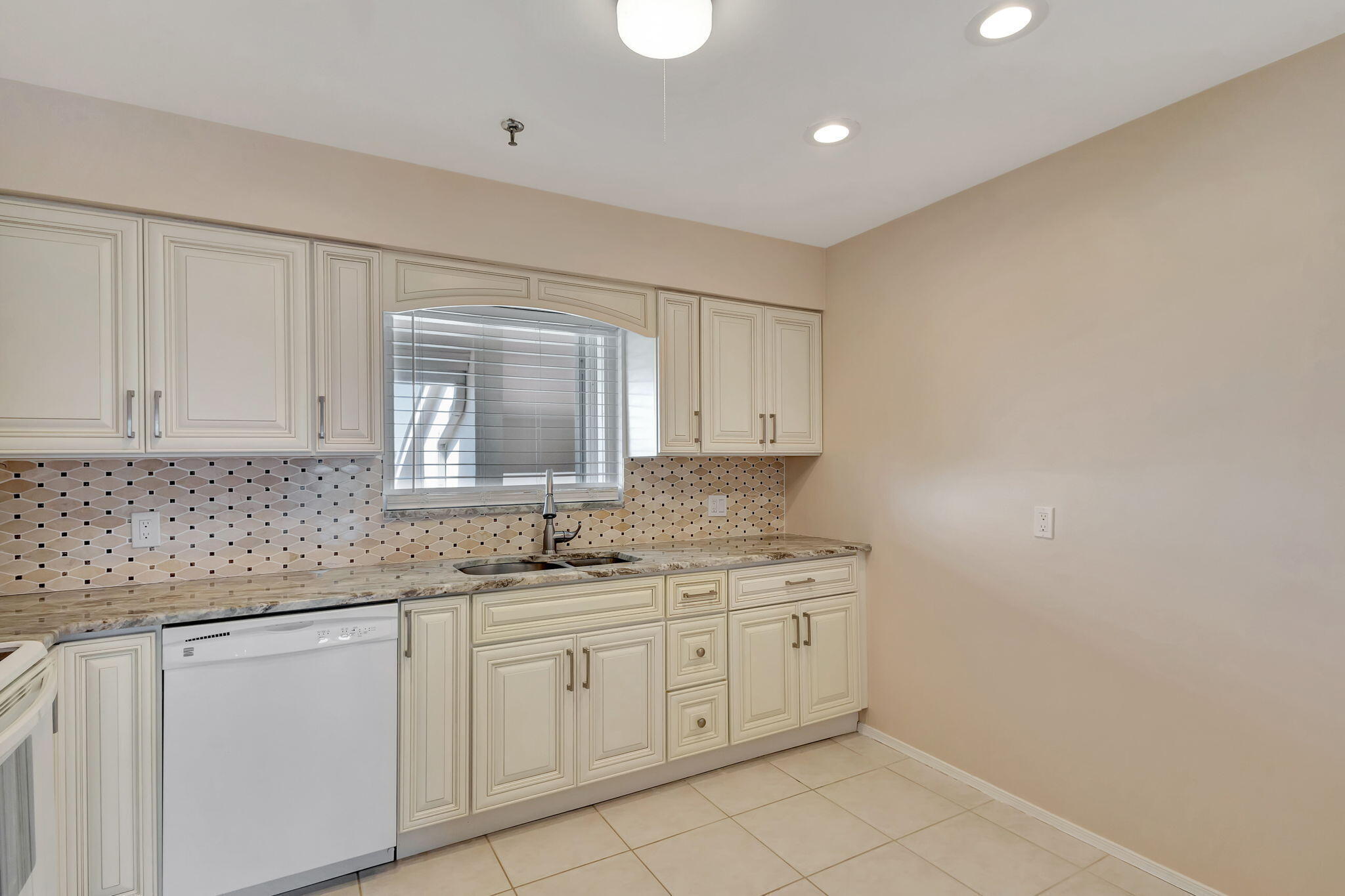 300 Golfview Road, Unit 506 North Palm Beach, FL 33408 - Photo 16 of 50 Kitchen
