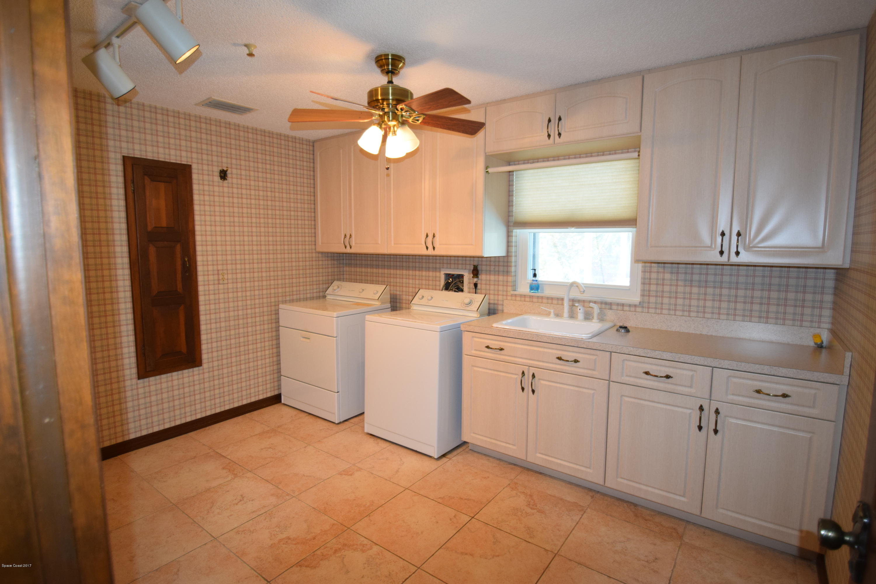 4200 Pinewood Road Melbourne, FL 32934 - Photo 31 of 40 Laundry