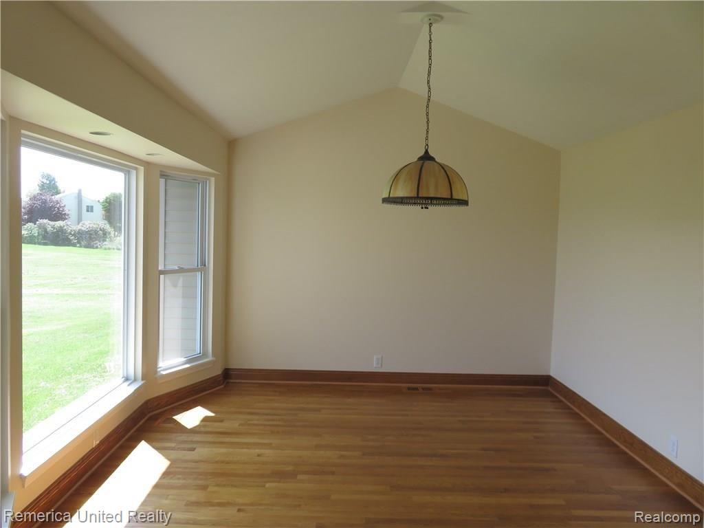 1281 East Jones Road Howell, MI 48855 - Photo 6 of 21 Breakfast Room With Vaulted Ceiling