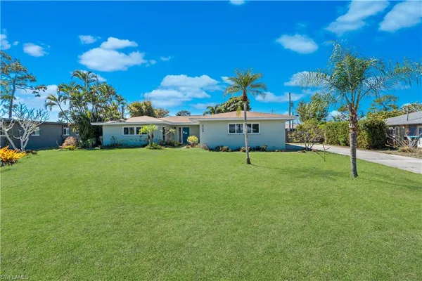 a view of a house with a backyard