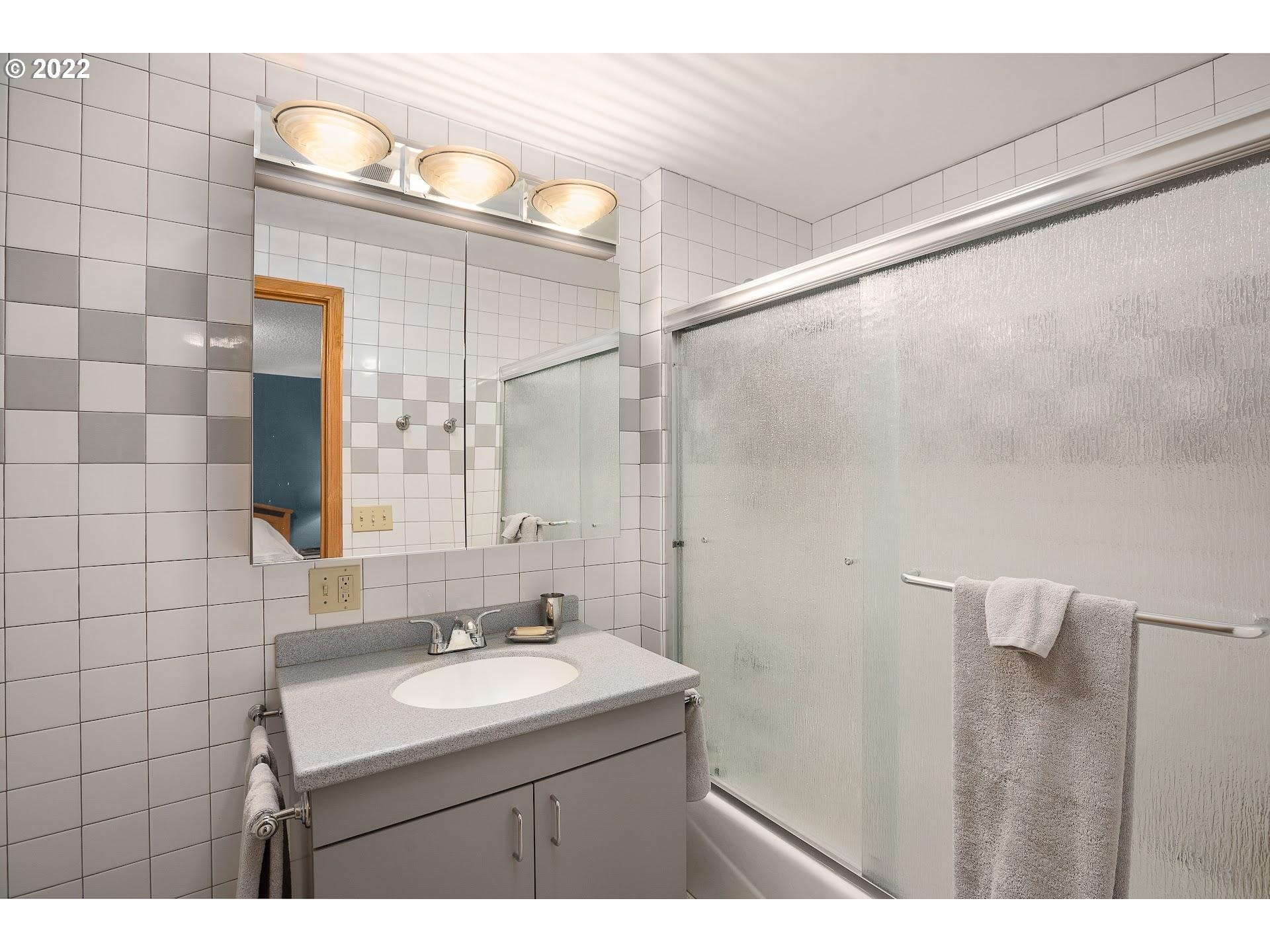 57271 Walker Road Scappoose, OR 97056 - Photo 17 of 31 Owner's Suite Bathroom