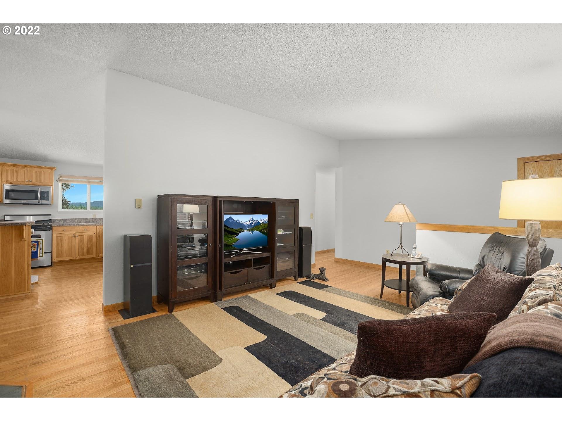 57271 Walker Road Scappoose, OR 97056 - Photo 8 of 31 Living Room