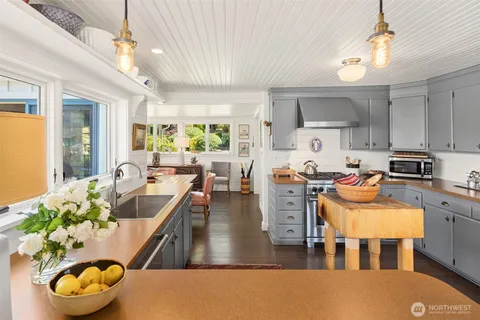 $1,650,000 | 10050 Southwest Dock Street, Vashon, WA 98070