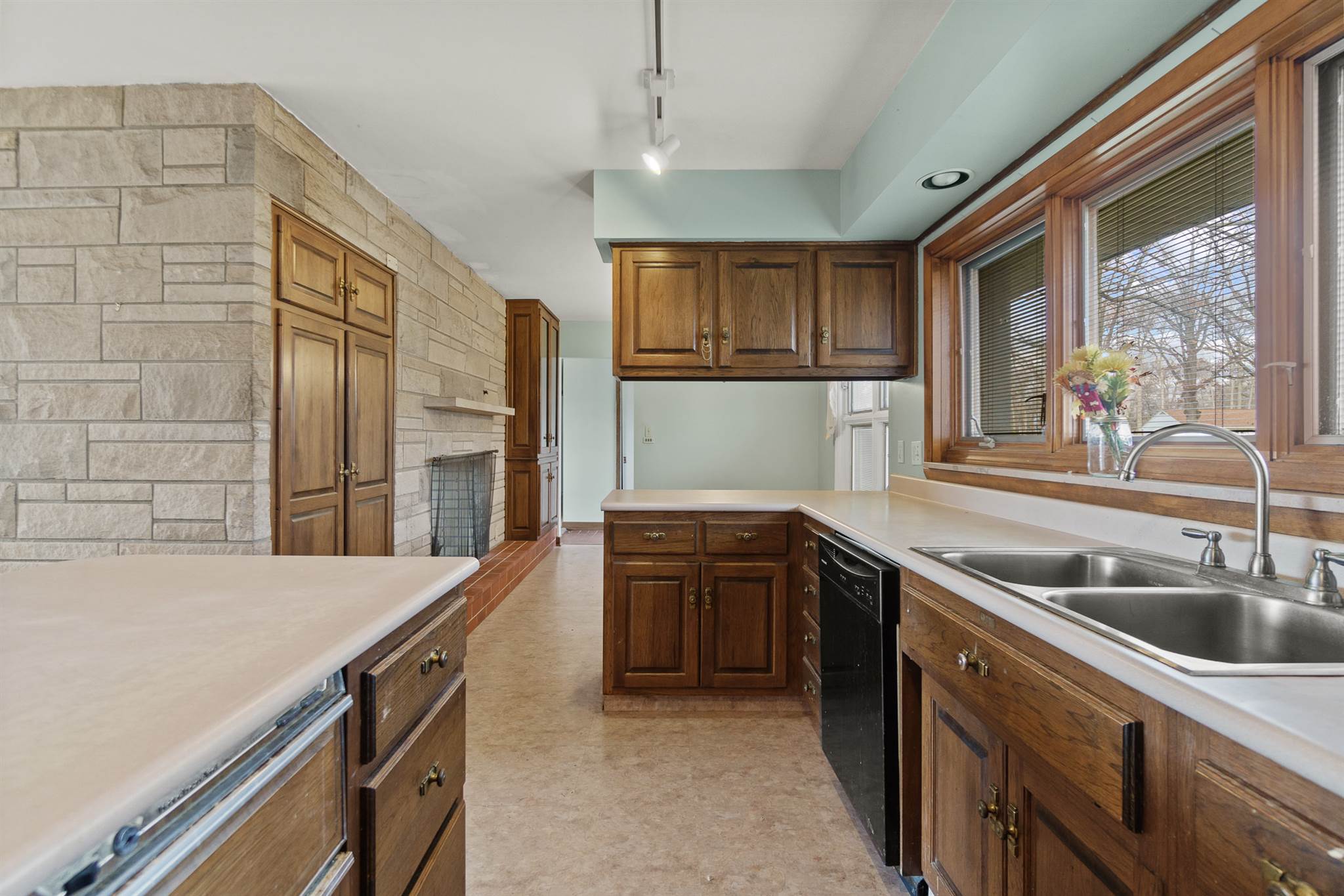 8227 Westridge Road Fort Wayne, IN 46825 - Photo 9 of 36 Gallery Image 9
