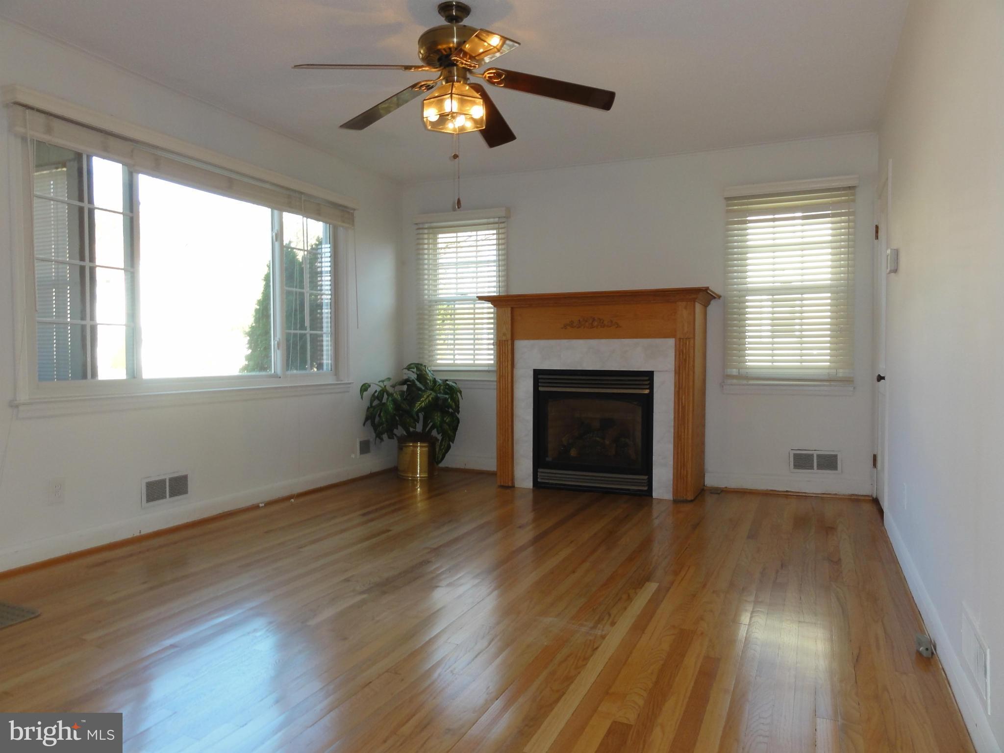 7769 Tick Neck Road Pasadena, MD 21122 - Photo 3 of 28 Living Room