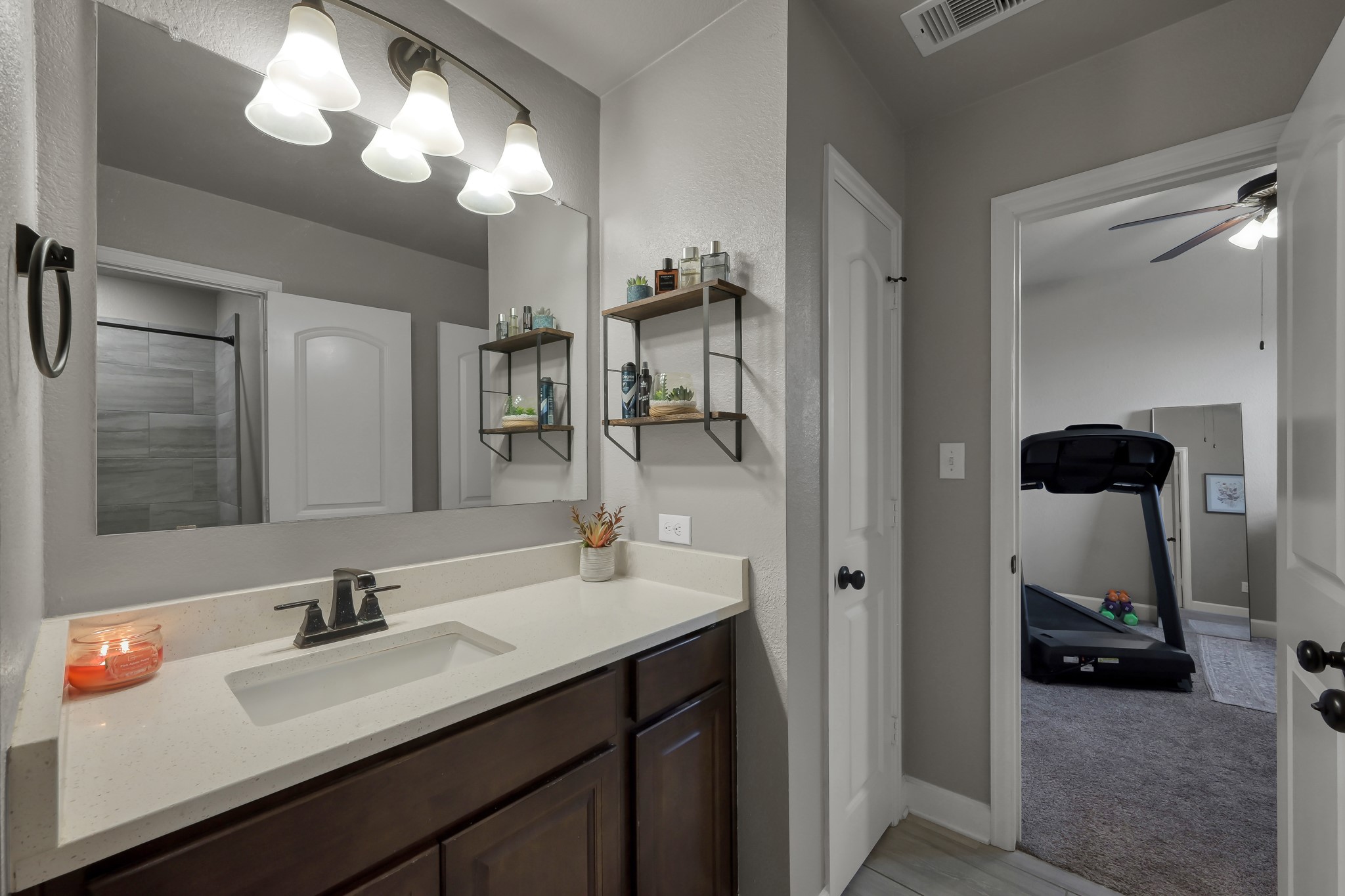 121 Dudley Road Montgomery, TX 77356 - Photo 27 of 36 Jack and Jill bathroom between secondary bedrooms 2 and 3