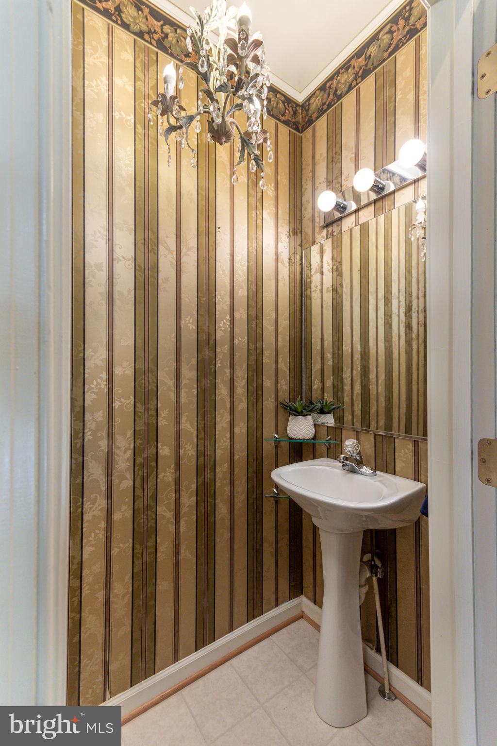 118 Queensberry Road Baltimore, MD 21237 - Photo 11 of 38 Convenient half-bath on main level