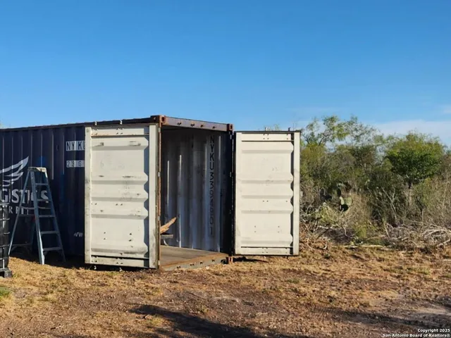 a view of a house with backyard