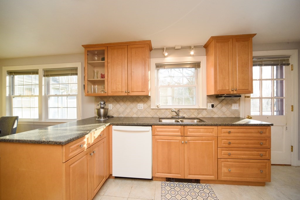 70 Taylor Road Acton, MA 01720 - Photo 8 of 30 Gallery Image 8