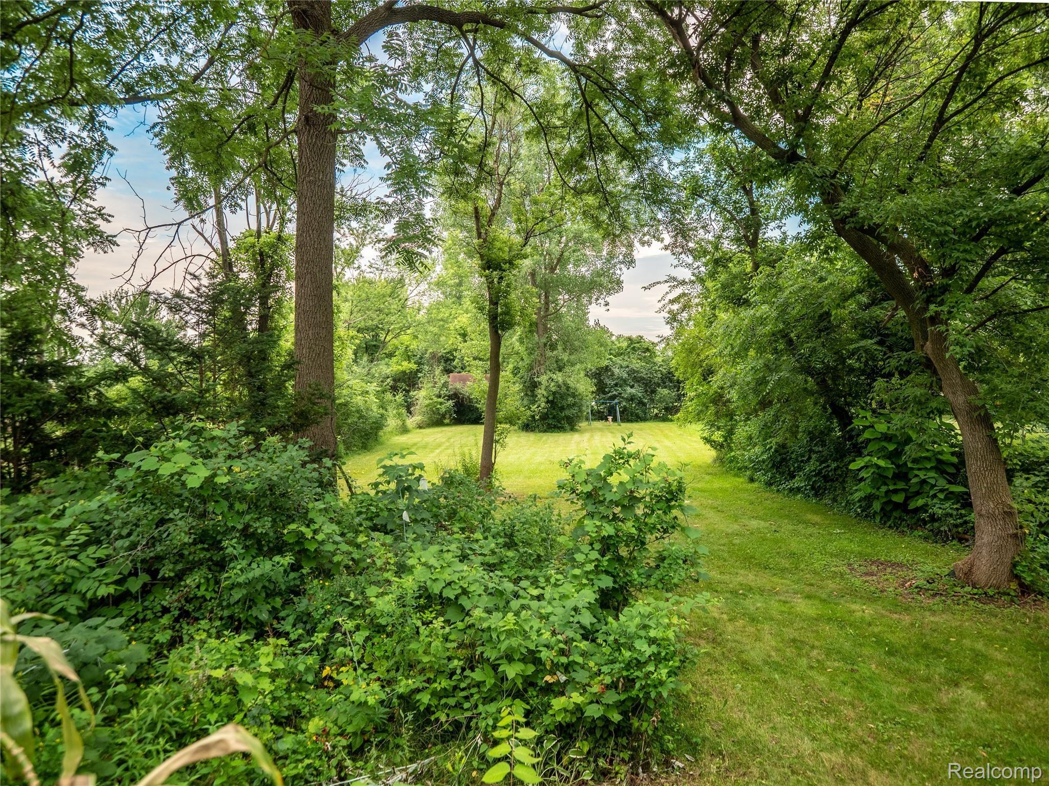 884 Trinway Road Troy, MI 48085 - Photo 20 of 25 Large lot with mature landscaping