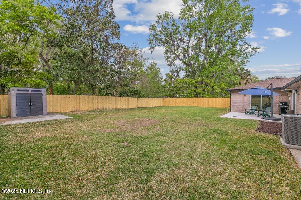 9480 Pickwick Drive Jacksonville, FL 32257 - Photo 36 of 43 a view of a backyard