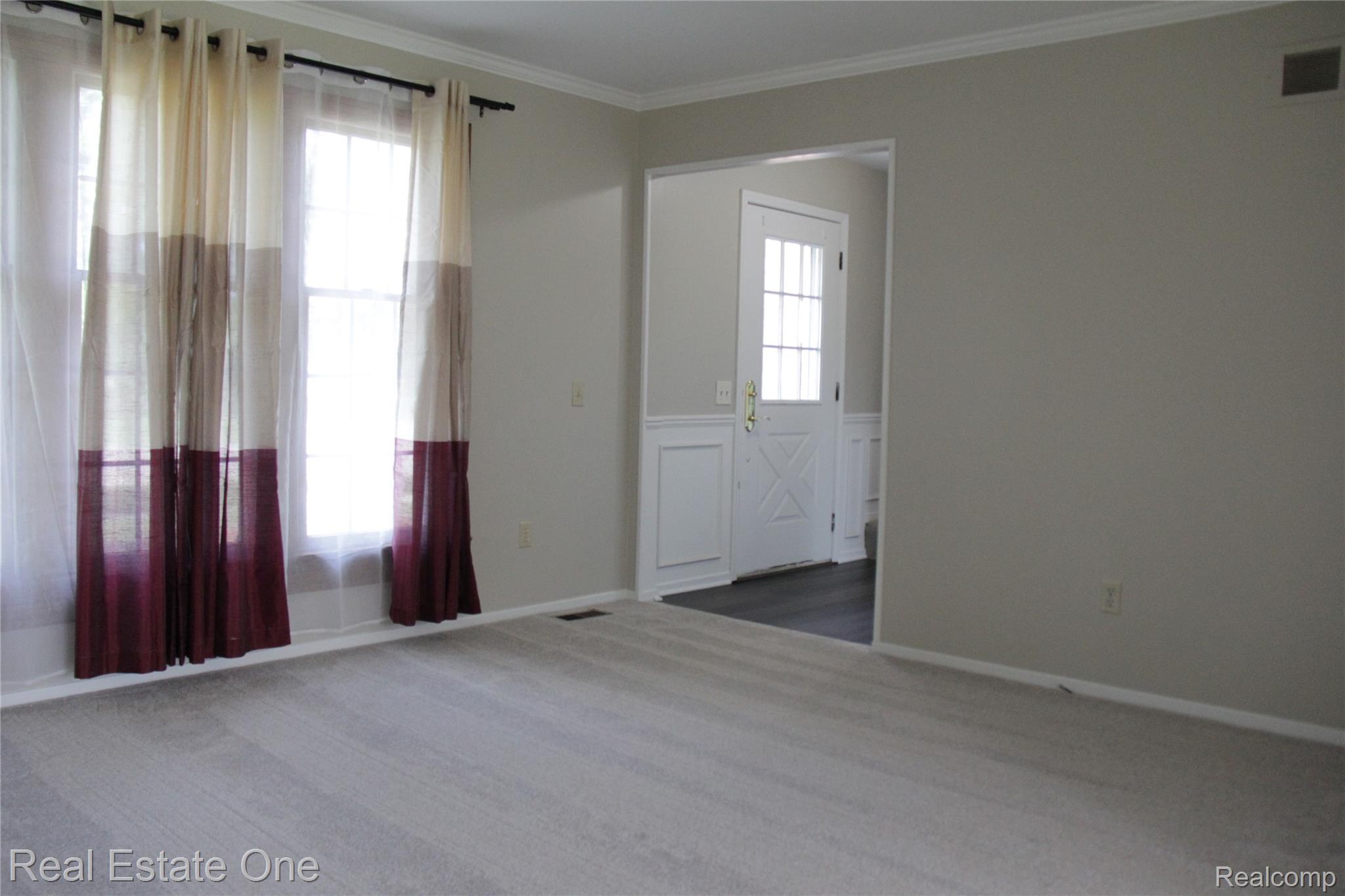 44777 Saltz Road Canton, MI 48187 - Photo 14 of 65 Living room