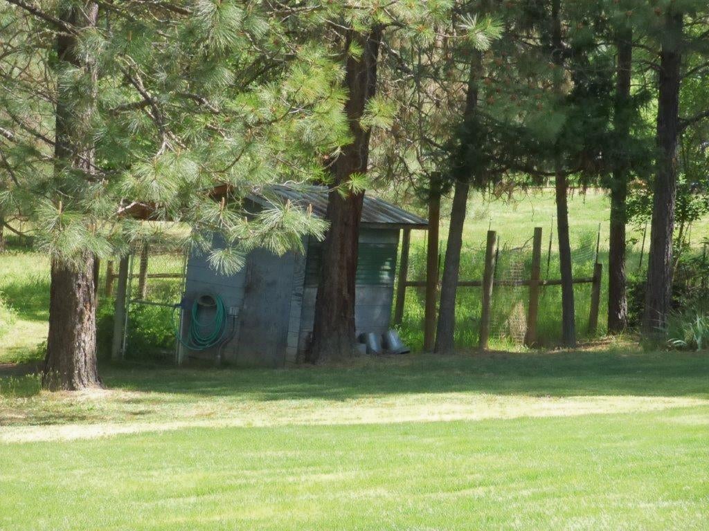1068 Wards Creek Road Rogue River, OR 97537 - Photo 47 of 57 Chicken Coop