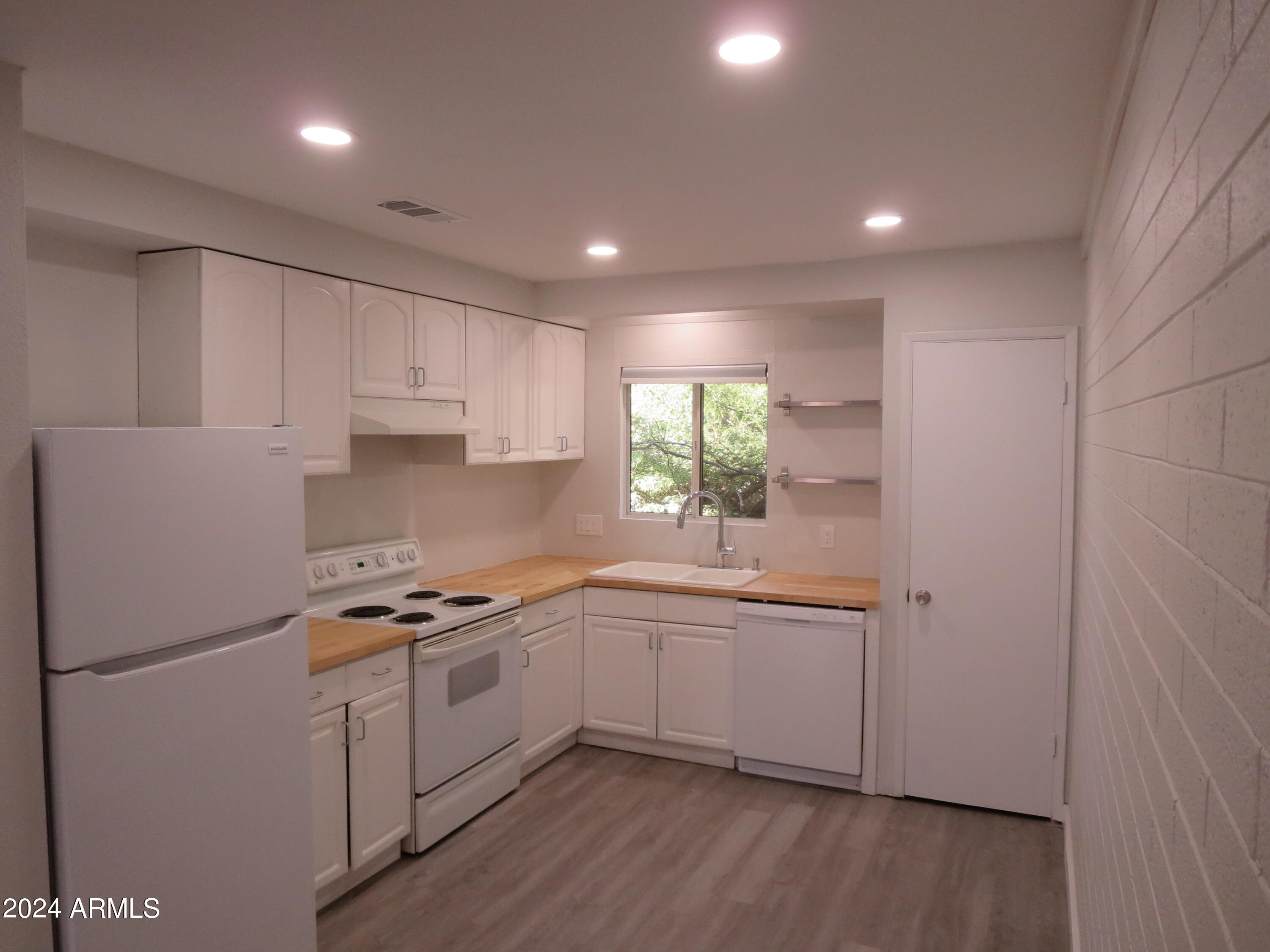 1450 East Bethany Home Road, Unit 34 Phoenix, AZ 85014 - Photo 3 of 15 Kitchen