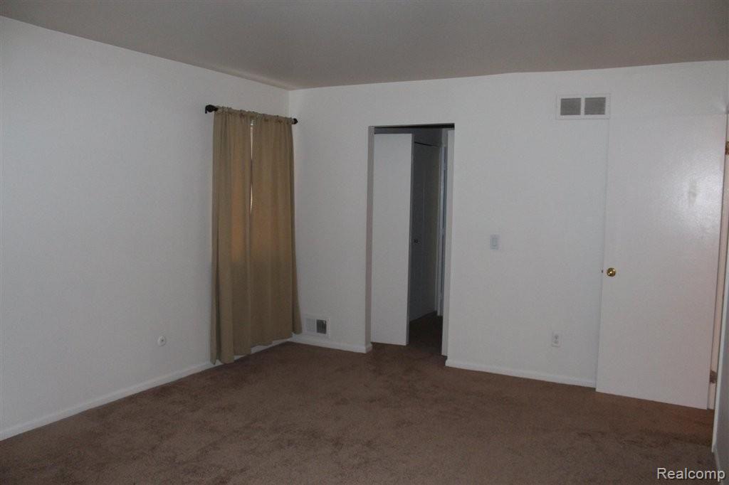 29602 Middlebelt Road, Unit 2804 Farmington, MI 48334 - Photo 5 of 6 7091161526 Living Room.jpg