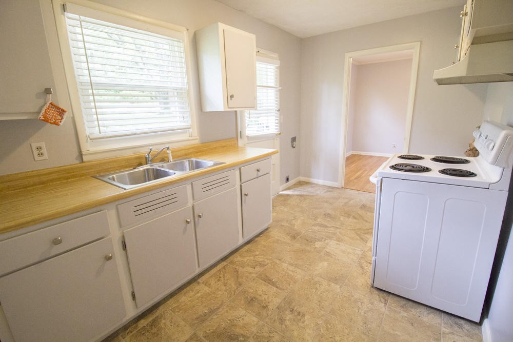 630 Robertsville Road Oak Ridge, TN 37830 - Photo 14 of 21 a room with a sink and a window