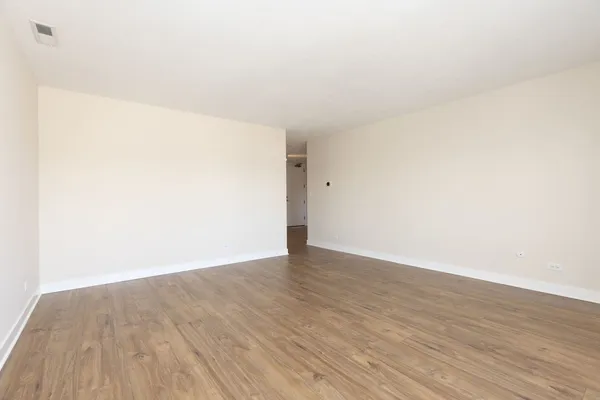 $259,900 | 1501 Darien Lake Drive, Unit 201, Darien, IL 60561