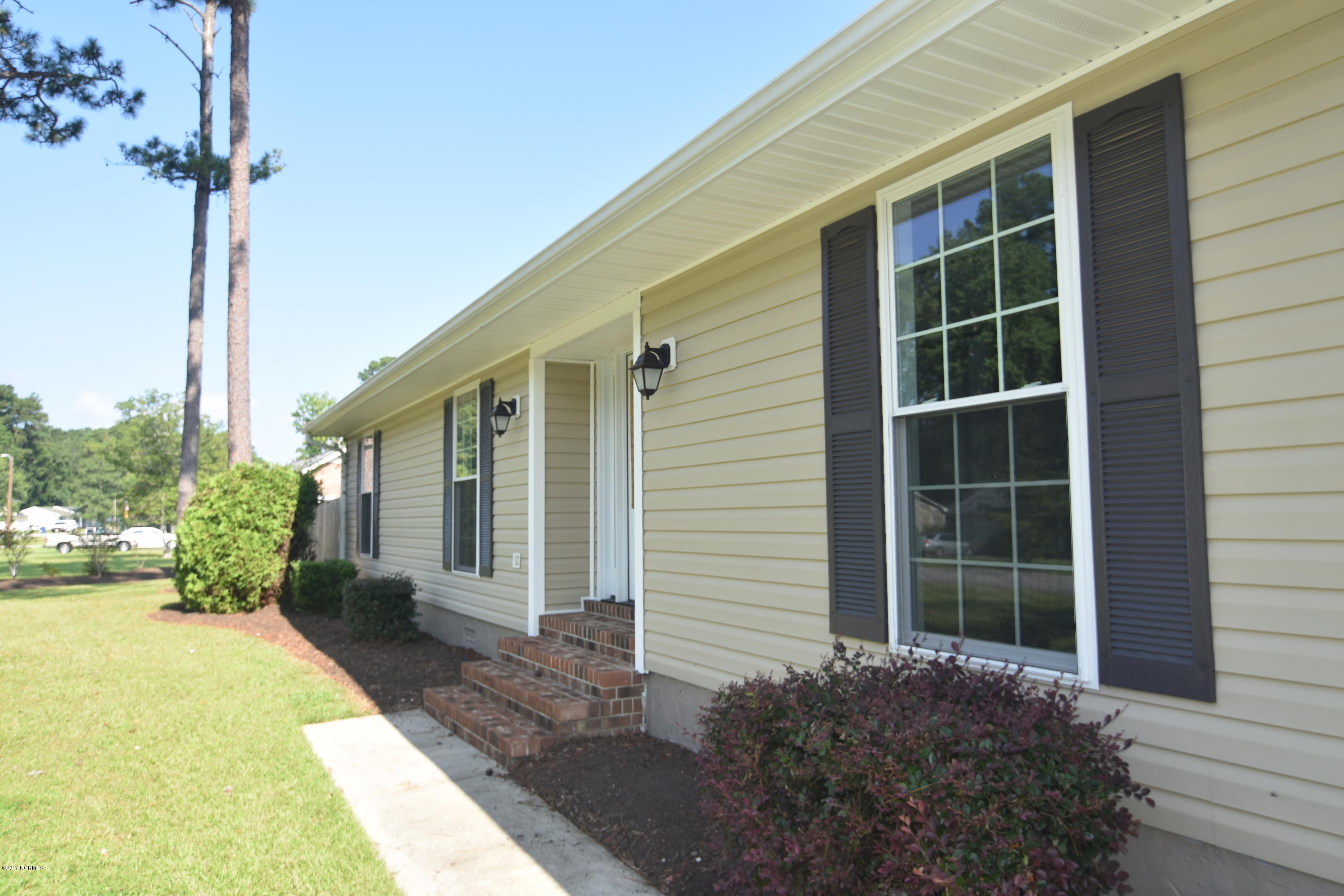 215 Manchester Road Havelock, NC 28532 - Photo 4 of 34 DSC_3761