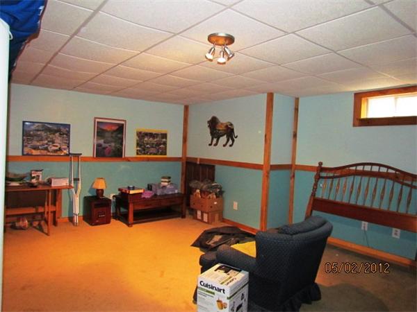 402 New Boston Road Sturbridge, MA 01566 - Photo 12 of 16 a living room with furniture