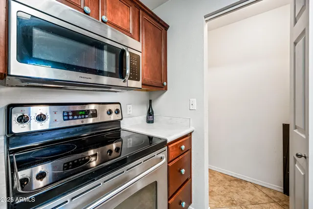 a view of empty room with a ceiling fan