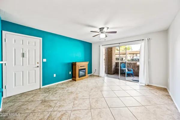 a view of a livingroom with furniture and a ceiling fan