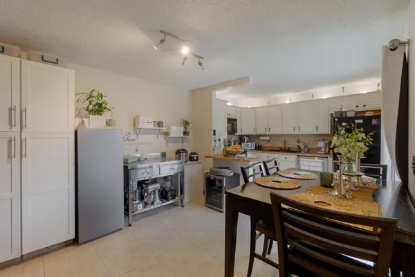 $2,300 | 393 Lake Arbor Drive, Palm Springs, FL 33461