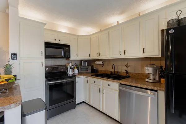 $2,300 | 393 Lake Arbor Drive, Palm Springs, FL 33461