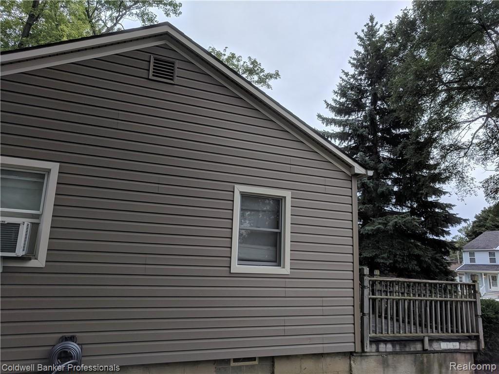 3077 York Rochester, MI 48309 - Photo 27 of 31 Left Side of House 2.jpg