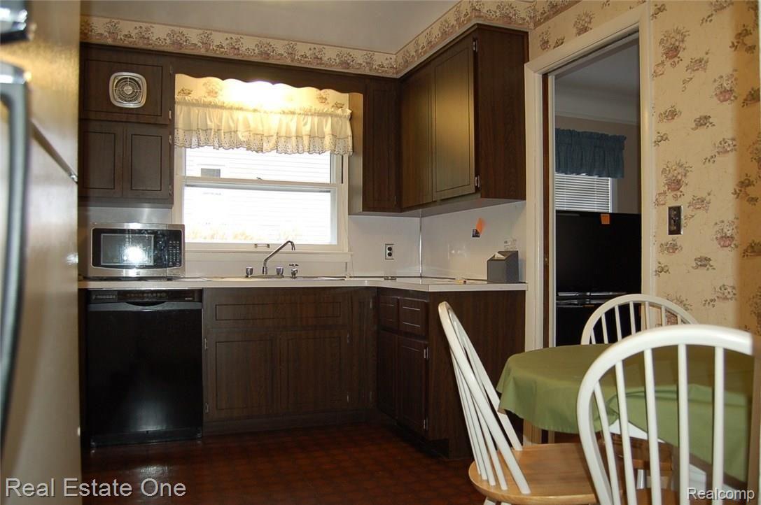 380 Dover Road Waterford, MI 48328 - Photo 11 of 21 380 Dover Rd 012.JPG
