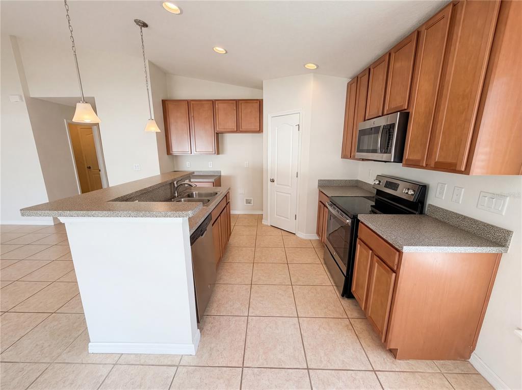 11212 Carrick Stone Street Wimauma, FL 33598 - Photo 2 of 24