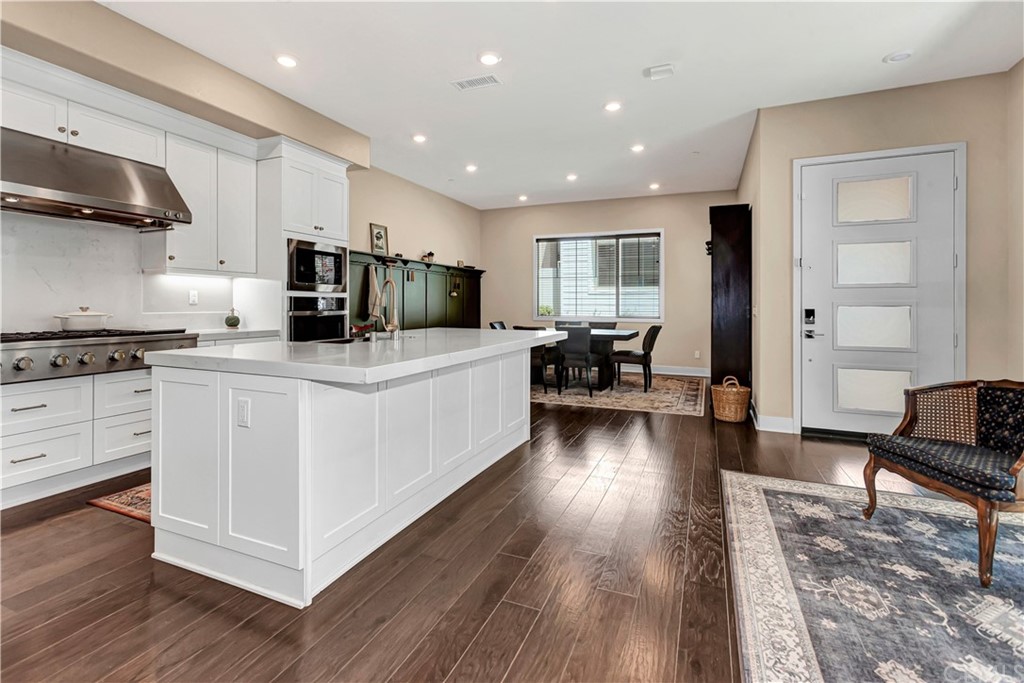 109 Scale Irvine, CA 92618 - Photo 3 of 32