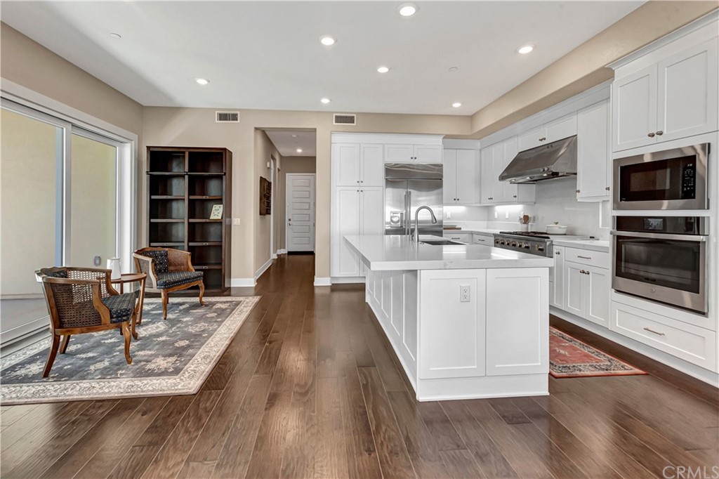 109 Scale Irvine, CA 92618 - Photo 4 of 32