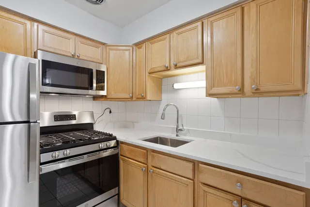 $1,592 | 6758 North Sheridan Road, Unit 432, Chicago, IL 60626