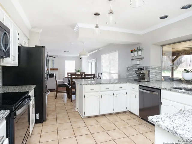 $2,795 | 18118 Summer Knoll, San Antonio, TX 78258