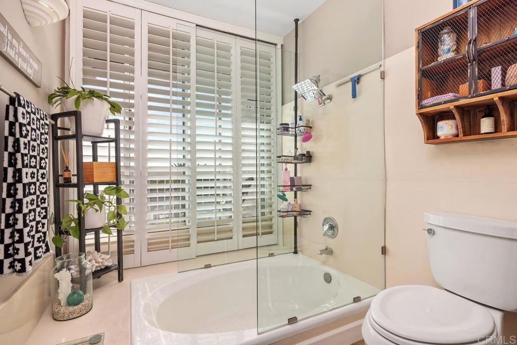 2327 Caringa Way, Unit 3 Carlsbad, CA 92009 - Photo 33 of 47 Primary Bathtub
