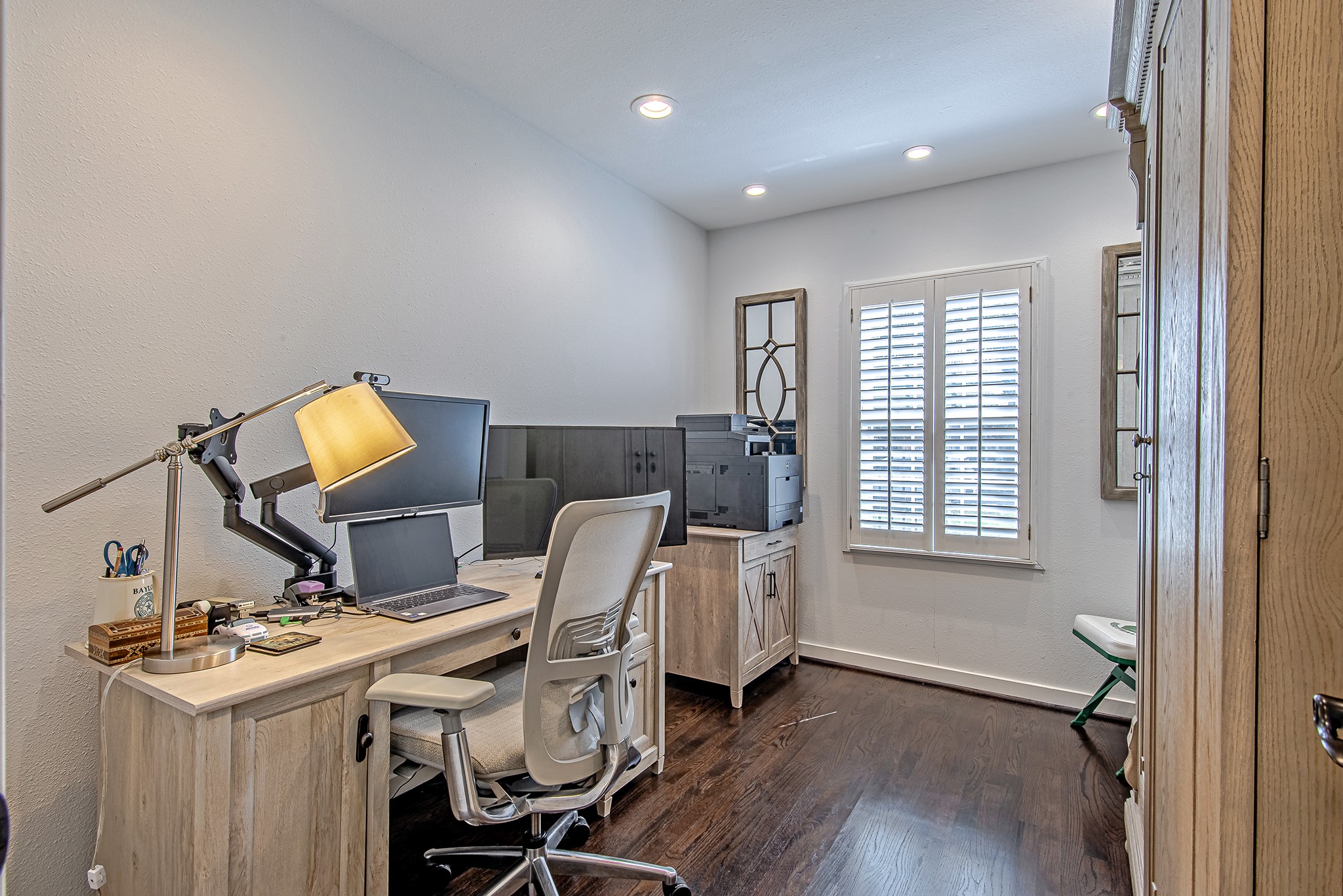 520 West 30th Street Houston, TX 77018 - Photo 23 of 28 This space, located off the laundry area and near the garage and primary bedroom, can function as a home office or an additional bedroom. With plantation shutters and recessed lighting, it offers a quiet and practical area for work or relaxation.