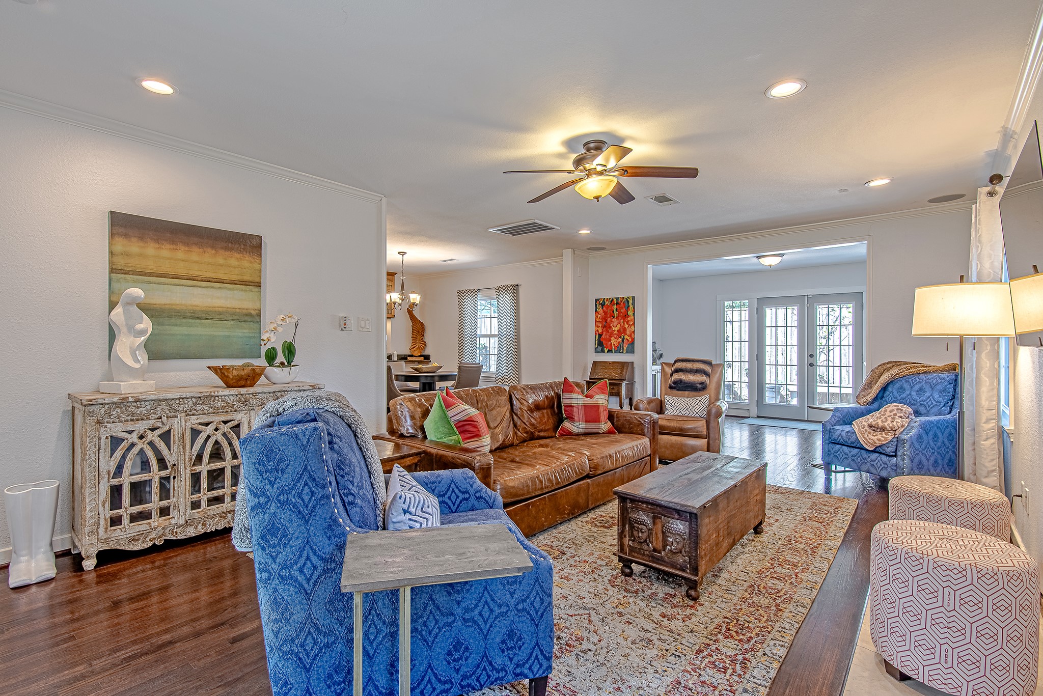 520 West 30th Street Houston, TX 77018 - Photo 5 of 28 The open-concept living room offers a cozy yet elegant space, featuring beautiful hardwood floors, stylish furnishings, and abundant natural light from the French doors. The perfect area for relaxing or entertaining, this room seamlessly flows into the dining space for easy gatherings.
The open-concept living room offers a cozy yet elegant space, featuring beautiful hardwood floors and abundant natural light from the French doors. The perfect area for relaxing or entertaining, this roo