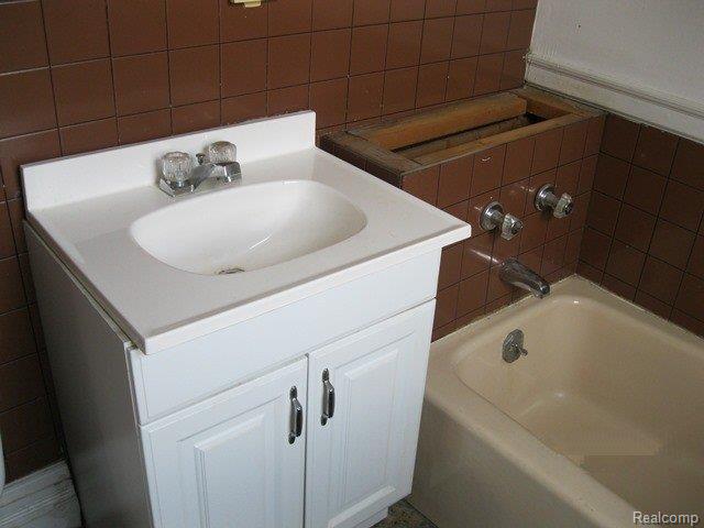 31 Stapleton Street Mount Clemens, MI 48043 - Photo 13 of 23 264-040503 Bathroom 1.JPG
