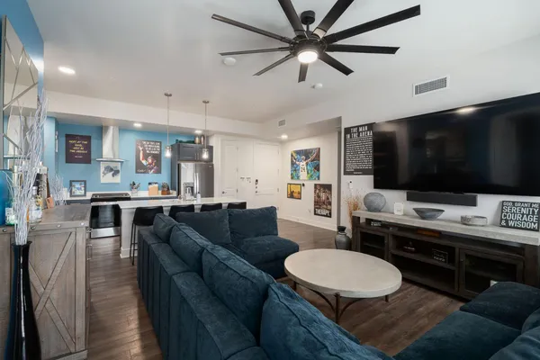 $3,500 | 3131 North Central Avenue, Unit 4011, Phoenix, AZ 85012