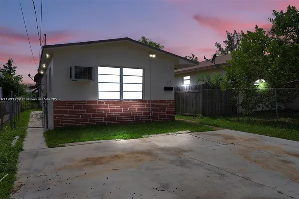 $2,500 | 805 Northwest 3rd Terrace, Unit 1, Hallandale Beach, FL 33009