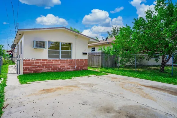 $2,500 | 805 Northwest 3rd Terrace, Unit 1, Hallandale Beach, FL 33009