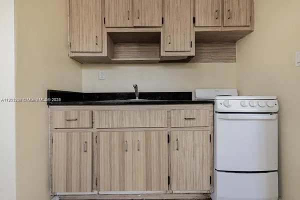 $2,500 | 805 Northwest 3rd Terrace, Unit 1, Hallandale Beach, FL 33009