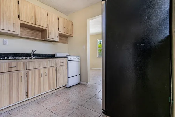 $2,500 | 805 Northwest 3rd Terrace, Unit 1, Hallandale Beach, FL 33009