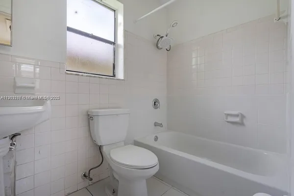 $2,500 | 805 Northwest 3rd Terrace, Unit 1, Hallandale Beach, FL 33009