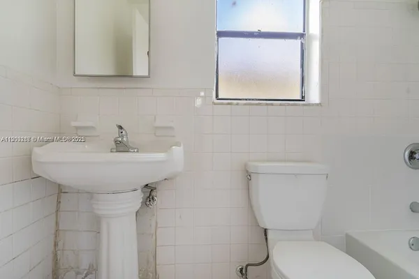 $2,500 | 805 Northwest 3rd Terrace, Unit 1, Hallandale Beach, FL 33009